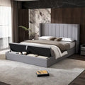 Cama de plataforma tamaño Queen con cabecero de ala con canales verticales - Cama tapizada con almacenamiento en el piecero, cama de tela de lino gris