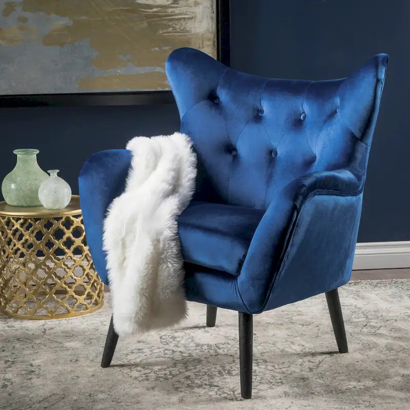 Sillón de terciopelo con respaldo alto y capitoné