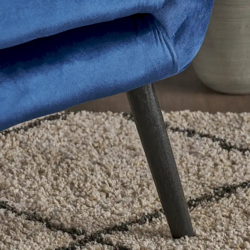 Sillón de terciopelo con respaldo alto y capitoné