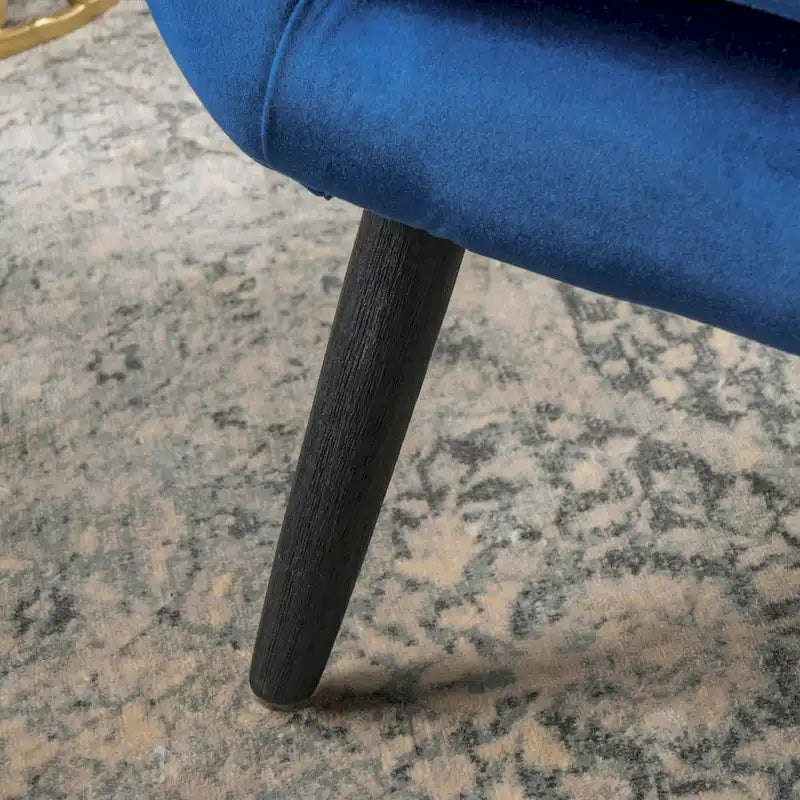Sillón de terciopelo con respaldo alto y capitoné