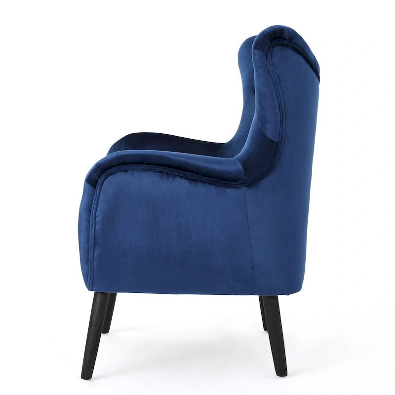 Sillón de terciopelo con respaldo alto y capitoné